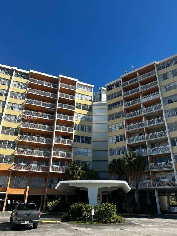 2025 NE 164th St 810, North Miami Beach, FL 33162