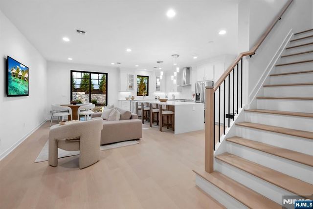 7 Fey Place, Oradell, NJ 07649