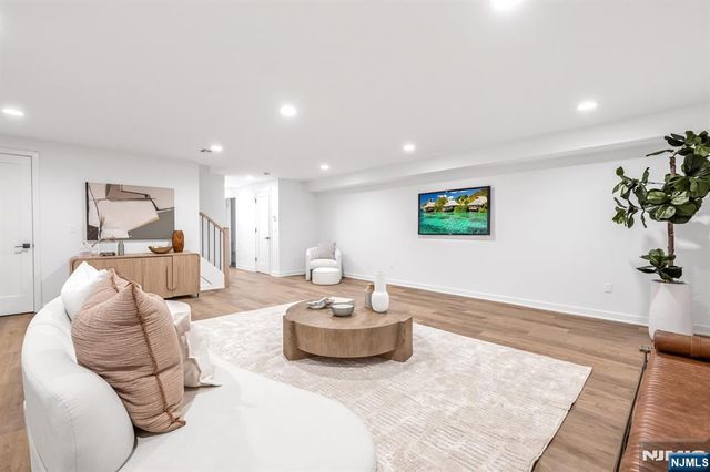 7 Fey Place, Oradell, NJ 07649