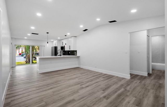 5586 N LAKEWOOD Circle A, Margate, FL 33063