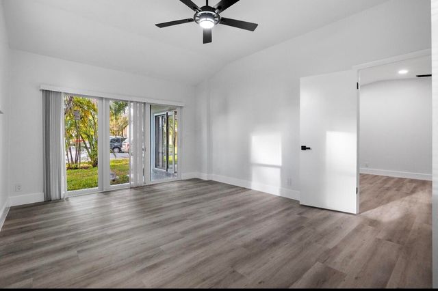 5586 N LAKEWOOD Circle A, Margate, FL 33063
