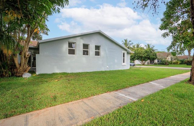 5586 N LAKEWOOD Circle A, Margate, FL 33063