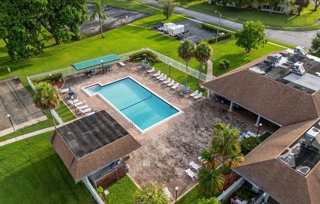 5586 N LAKEWOOD Circle A, Margate, FL 33063
