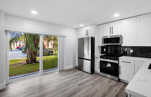 5586 N LAKEWOOD Circle A, Margate, FL 33063