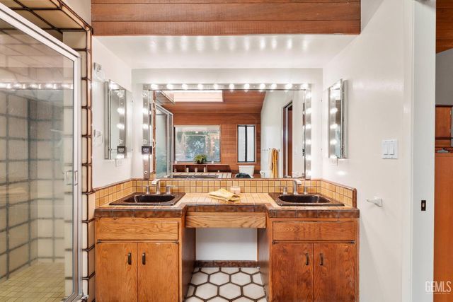 7805 Buena Tierra Court, Bakersfield, CA 93309