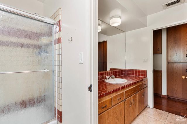 7805 Buena Tierra Court, Bakersfield, CA 93309