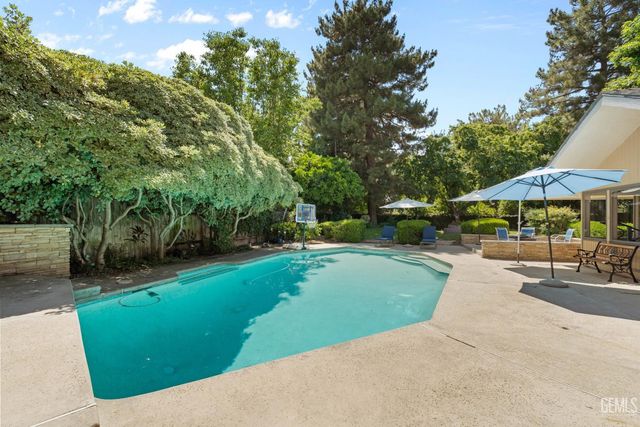 7805 Buena Tierra Court, Bakersfield, CA 93309