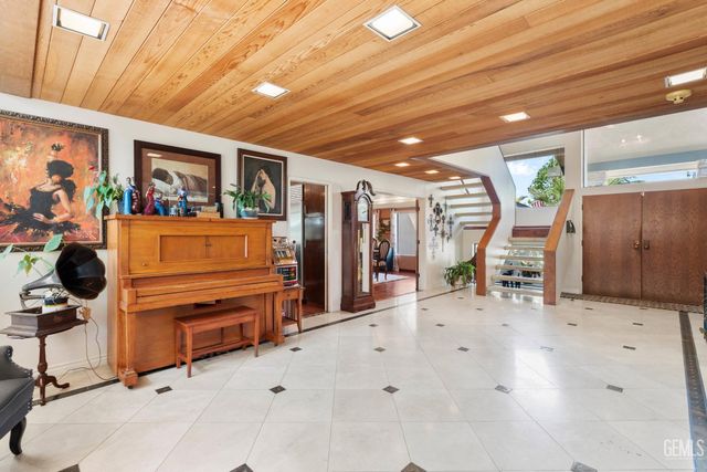 7805 Buena Tierra Court, Bakersfield, CA 93309