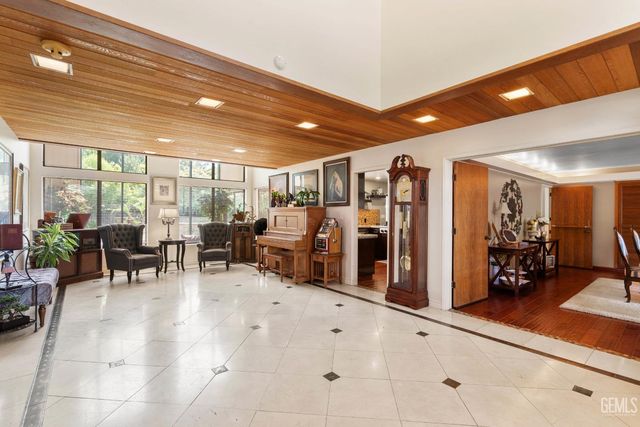 7805 Buena Tierra Court, Bakersfield, CA 93309