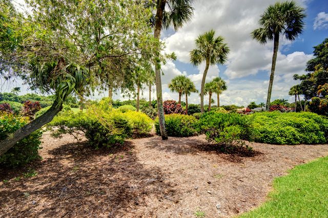 10252 Shireoaks Lane, Boca Raton, FL 33498