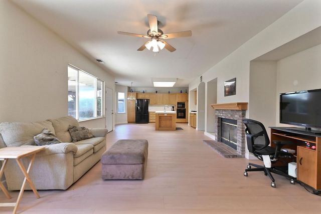 2008 Centennial Ct, Modesto, CA 95357