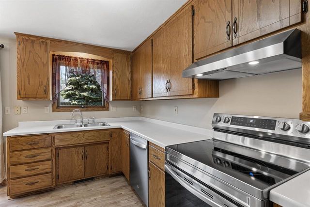 2364 CEDAR RIDGE COURT, Green Bay, WI 54313