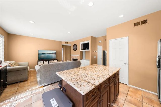 909 Heron Drive, Corona, CA 92879