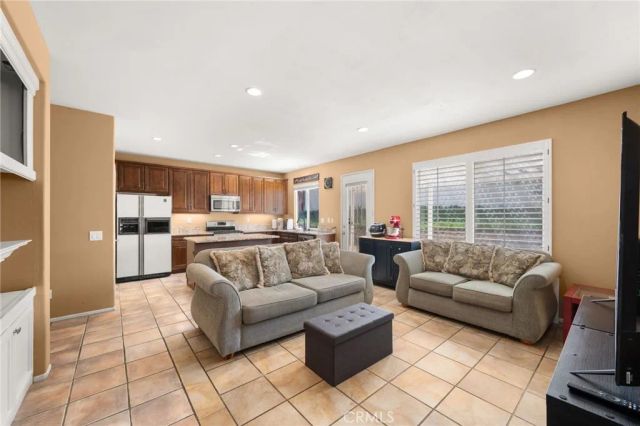 909 Heron Drive, Corona, CA 92879