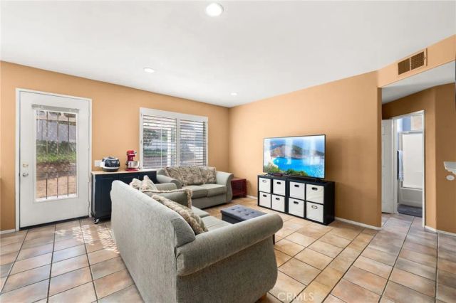 909 Heron Drive, Corona, CA 92879