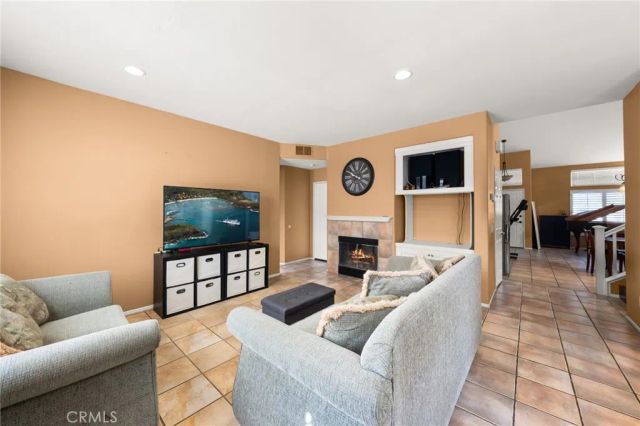 909 Heron Drive, Corona, CA 92879