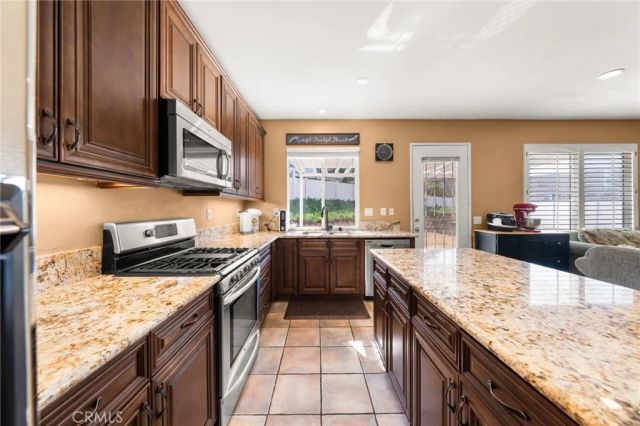 909 Heron Drive, Corona, CA 92879