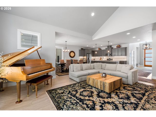 623 W 10TH St, La Center, WA 98629