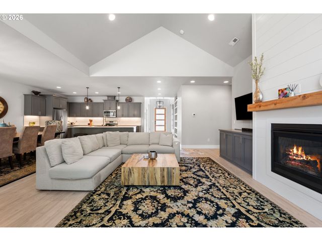 623 W 10TH St, La Center, WA 98629