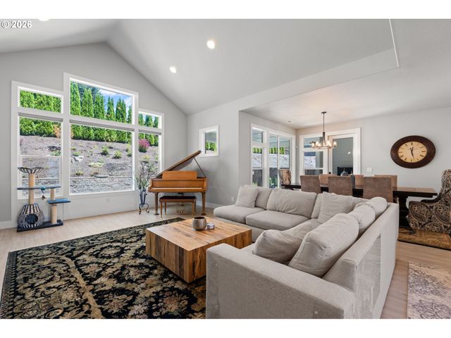623 W 10TH St, La Center, WA 98629