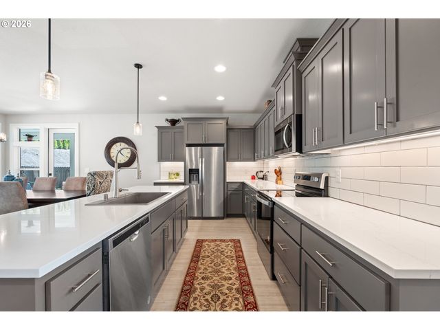 623 W 10TH St, La Center, WA 98629
