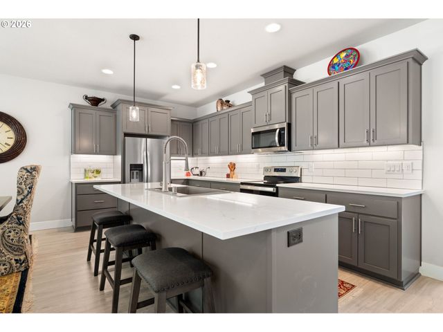 623 W 10TH St, La Center, WA 98629