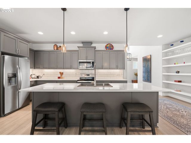 623 W 10TH St, La Center, WA 98629