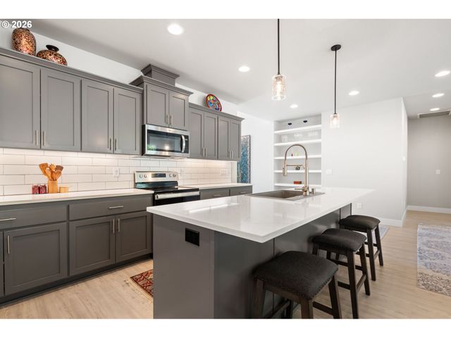 623 W 10TH St, La Center, WA 98629
