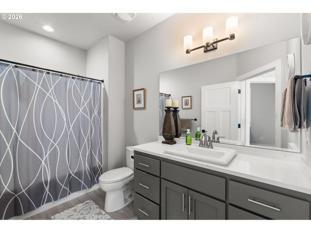 623 W 10TH St, La Center, WA 98629