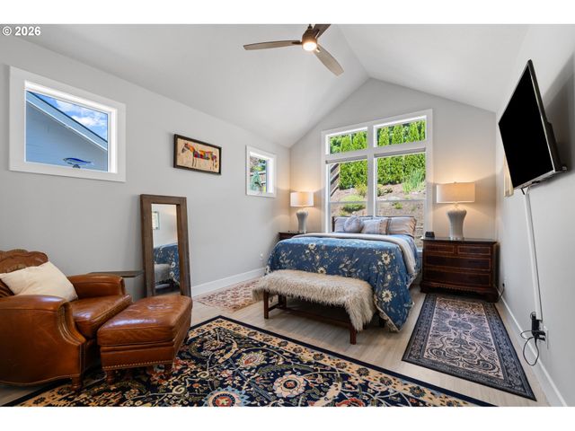 623 W 10TH St, La Center, WA 98629