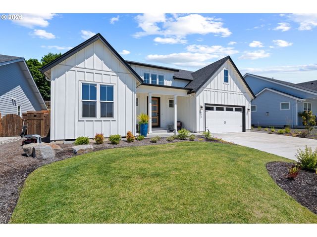 623 W 10TH St, La Center, WA 98629