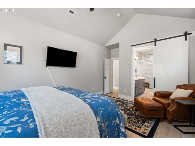 623 W 10TH St, La Center, WA 98629