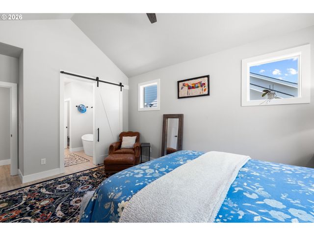623 W 10TH St, La Center, WA 98629