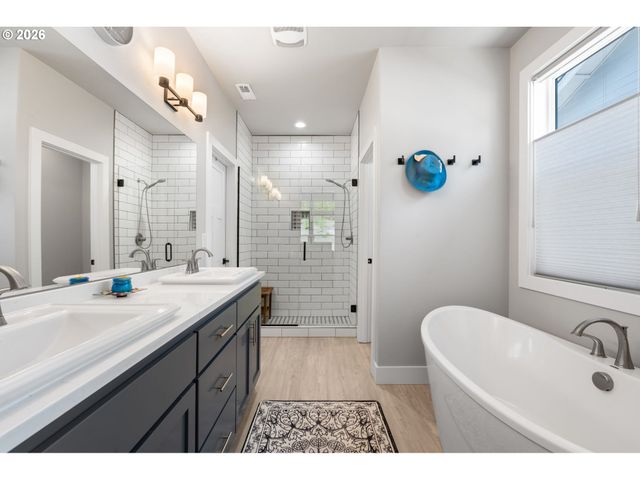 623 W 10TH St, La Center, WA 98629