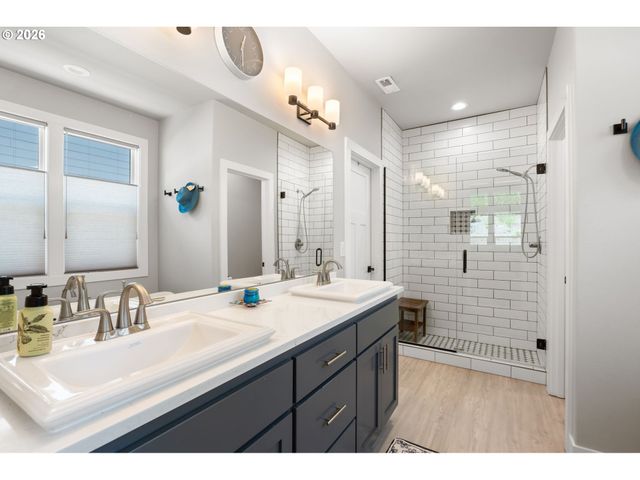 623 W 10TH St, La Center, WA 98629