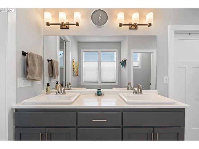 623 W 10TH St, La Center, WA 98629