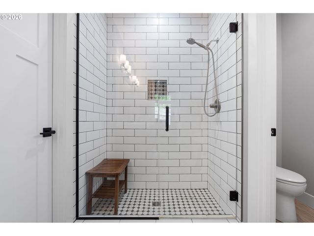623 W 10TH St, La Center, WA 98629