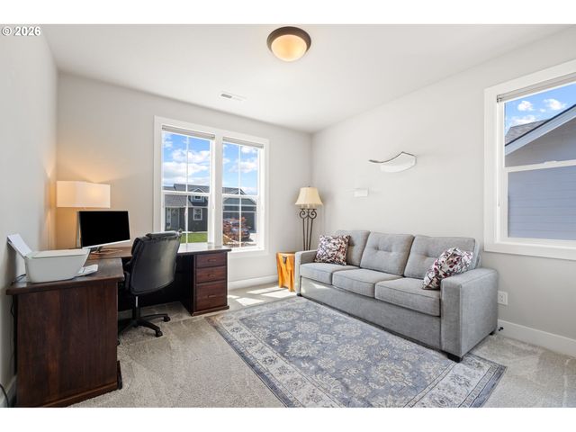 623 W 10TH St, La Center, WA 98629