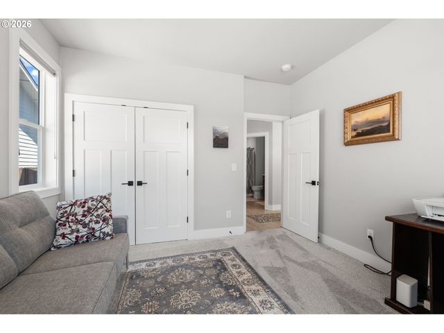 623 W 10TH St, La Center, WA 98629