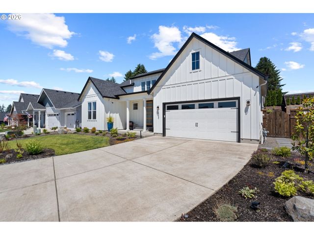 623 W 10TH St, La Center, WA 98629