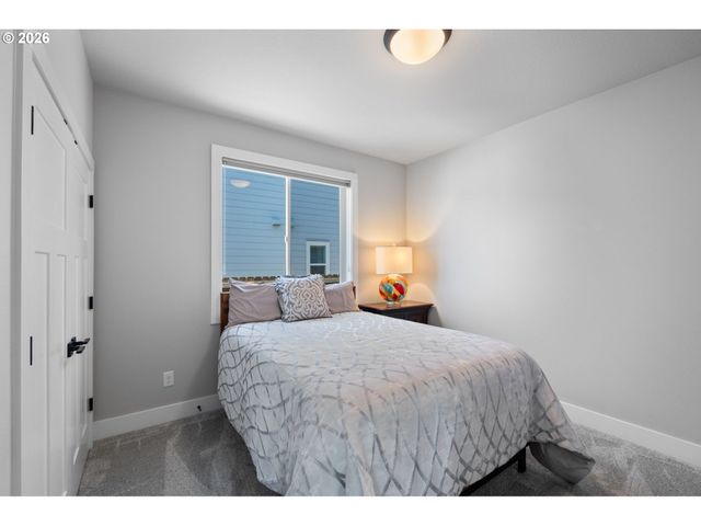 623 W 10TH St, La Center, WA 98629