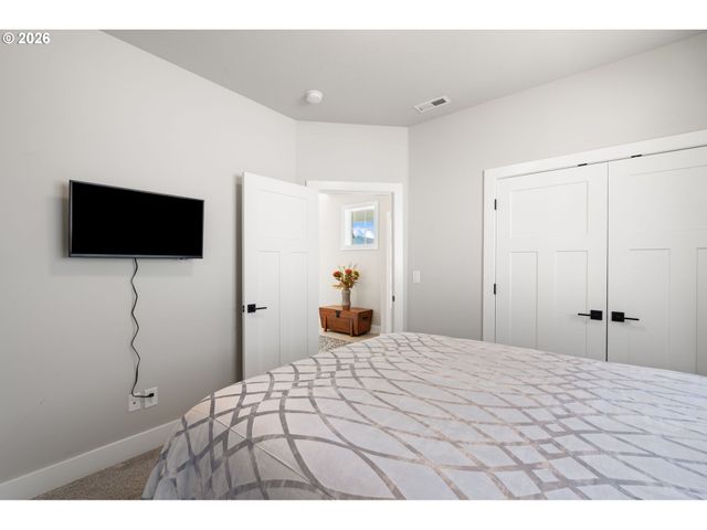 623 W 10TH St, La Center, WA 98629