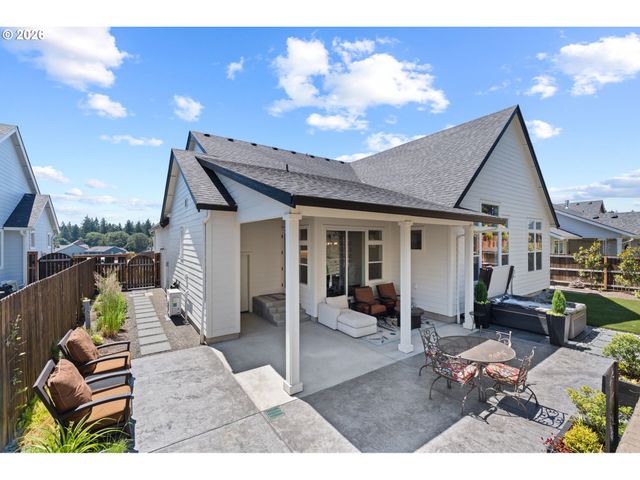 623 W 10TH St, La Center, WA 98629
