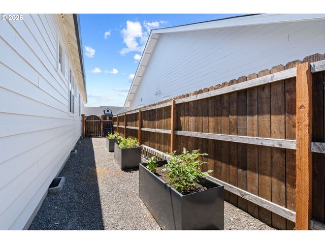 623 W 10TH St, La Center, WA 98629