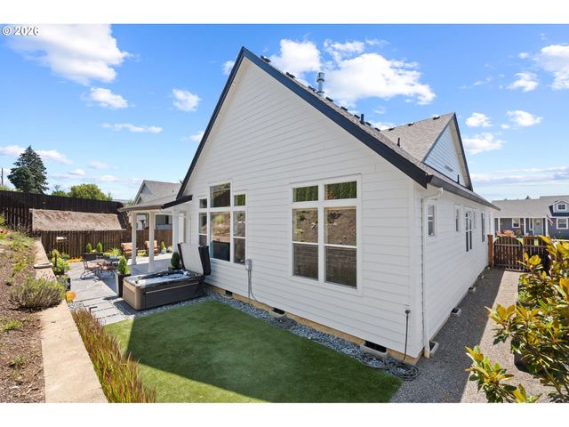 623 W 10TH St, La Center, WA 98629