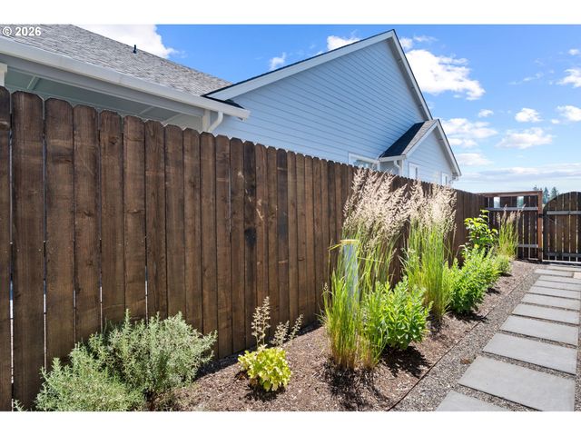 623 W 10TH St, La Center, WA 98629