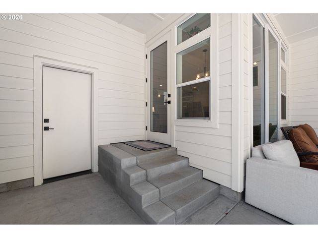 623 W 10TH St, La Center, WA 98629