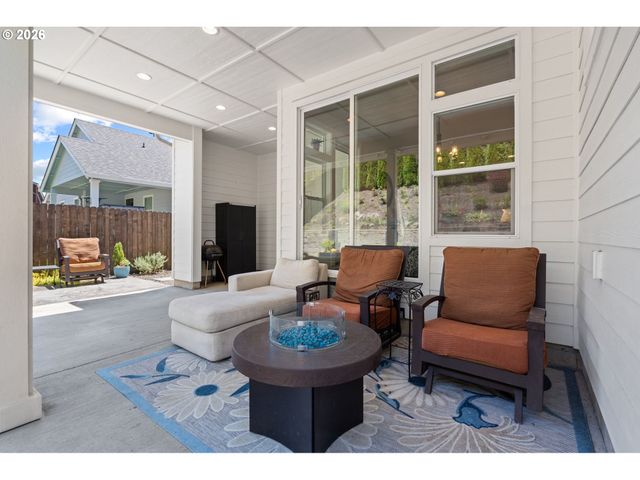 623 W 10TH St, La Center, WA 98629