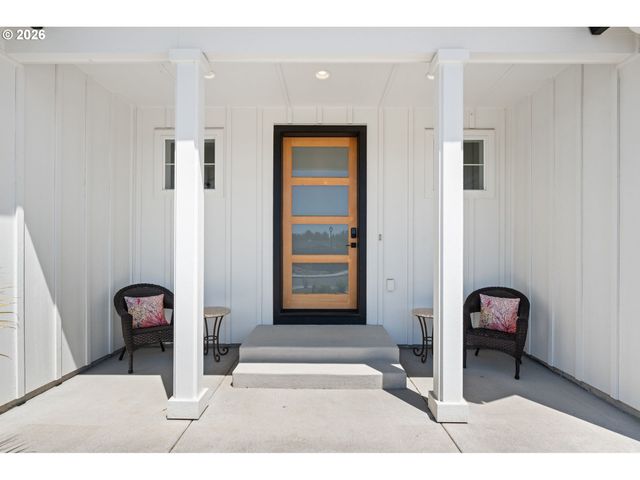 623 W 10TH St, La Center, WA 98629