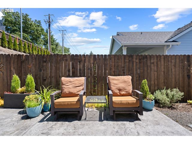 623 W 10TH St, La Center, WA 98629